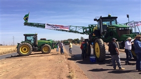 Agricultores voltam a protestar contra o Funrural e interditam rodovia na Bahia